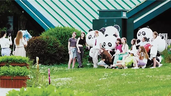 China’s national treasure giant pandas win the hearts of russian kids